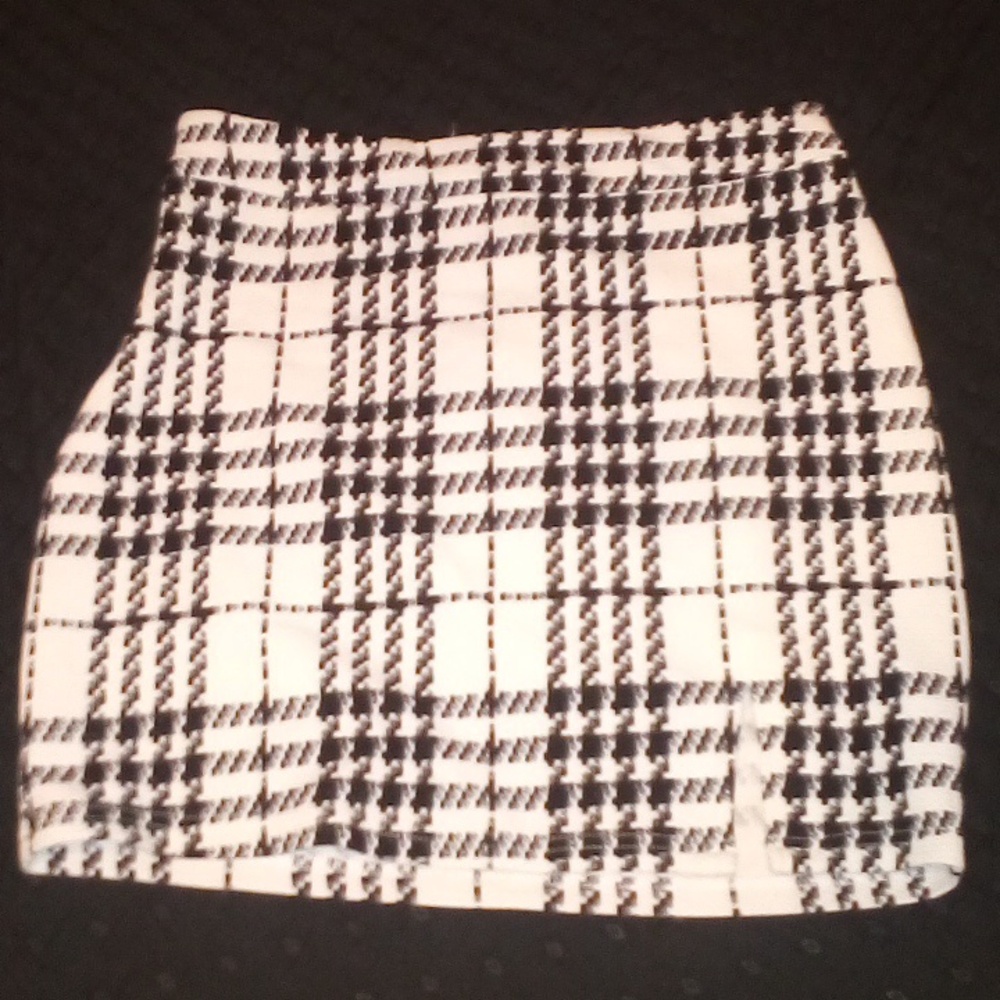 Black And White Patterned Short Skirt.